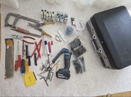Werkzeugkoffer mit Werkzeugen und Makita Lampe 18V