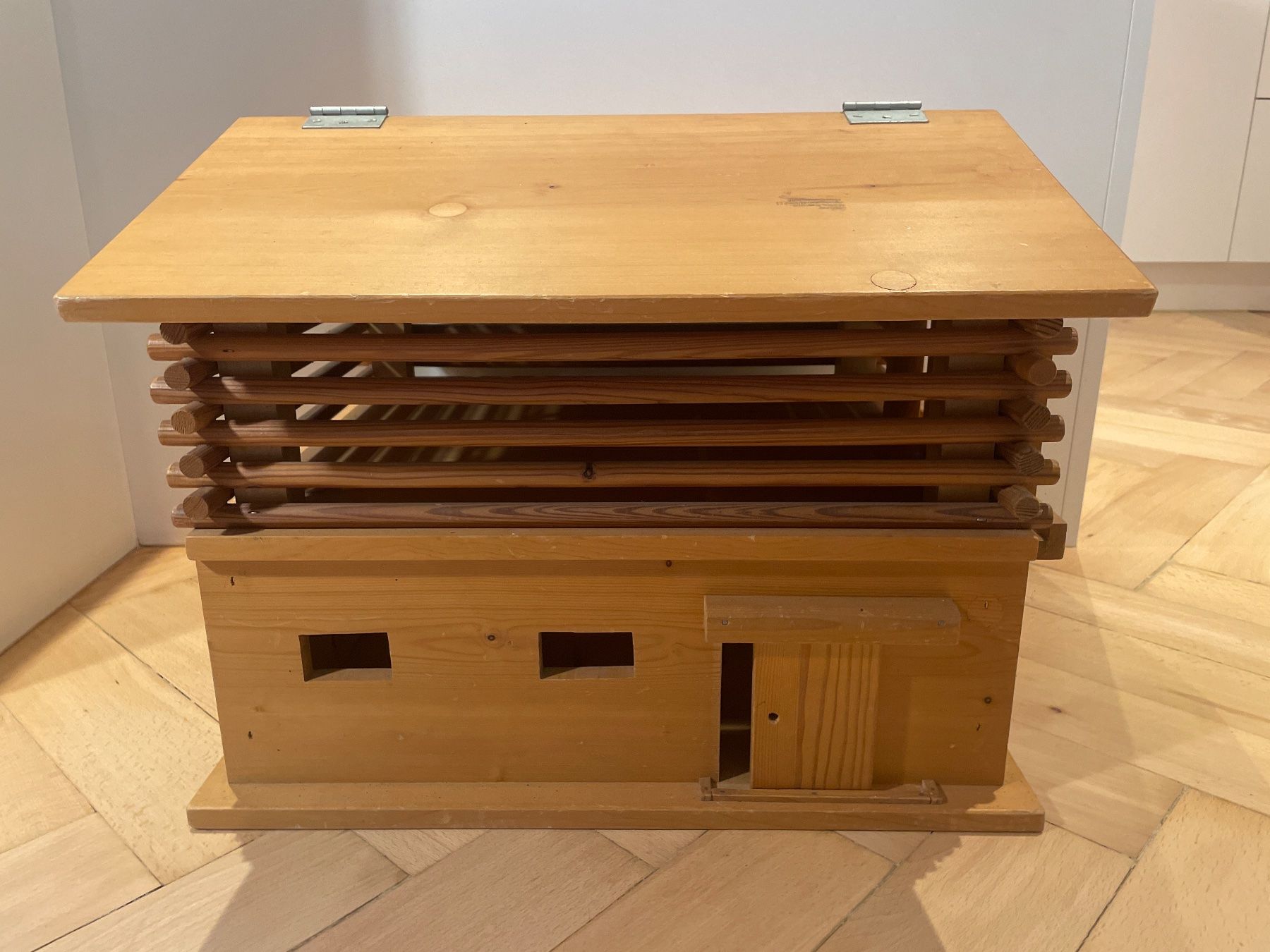 Spielzeuge: Grosser massiver alter Holz Spielstall – Gebraucht aus Frasnacht von GracyStore