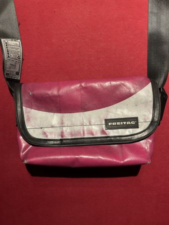 Freitag Umhängetasche pink 