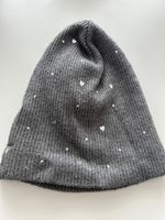  Wintermütze mit Herz-Applikationen