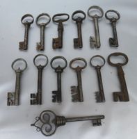 1 LOT ANTIKE HOHLDORNSCHLÜSSEL UND EWIN ANDERER