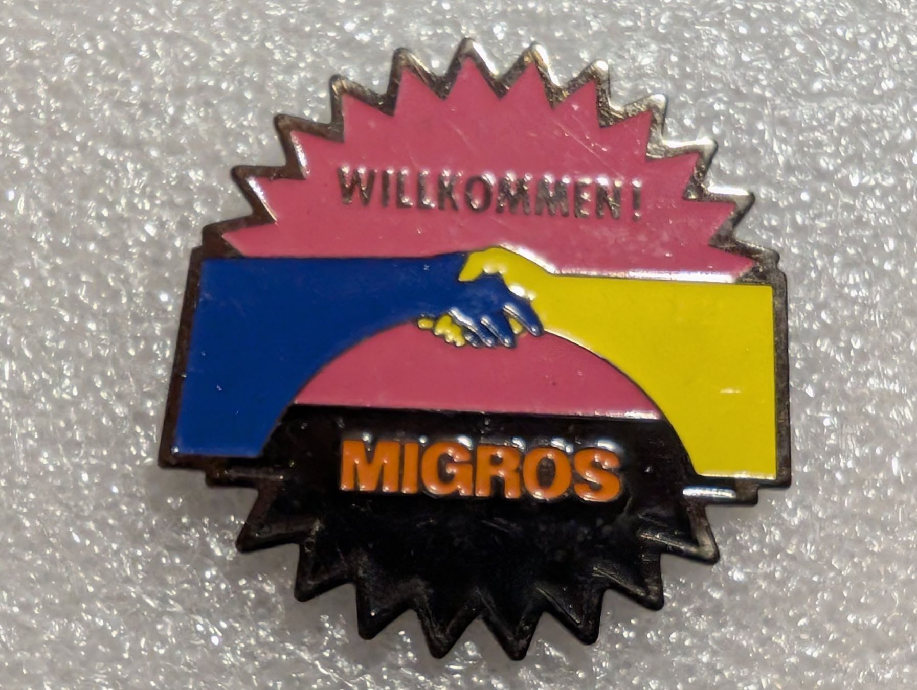 Plaquettes & Badges: Ansteckpin 244: Willkommen Migros – D'occasion à Oppligen par Pin-Fall-Shop