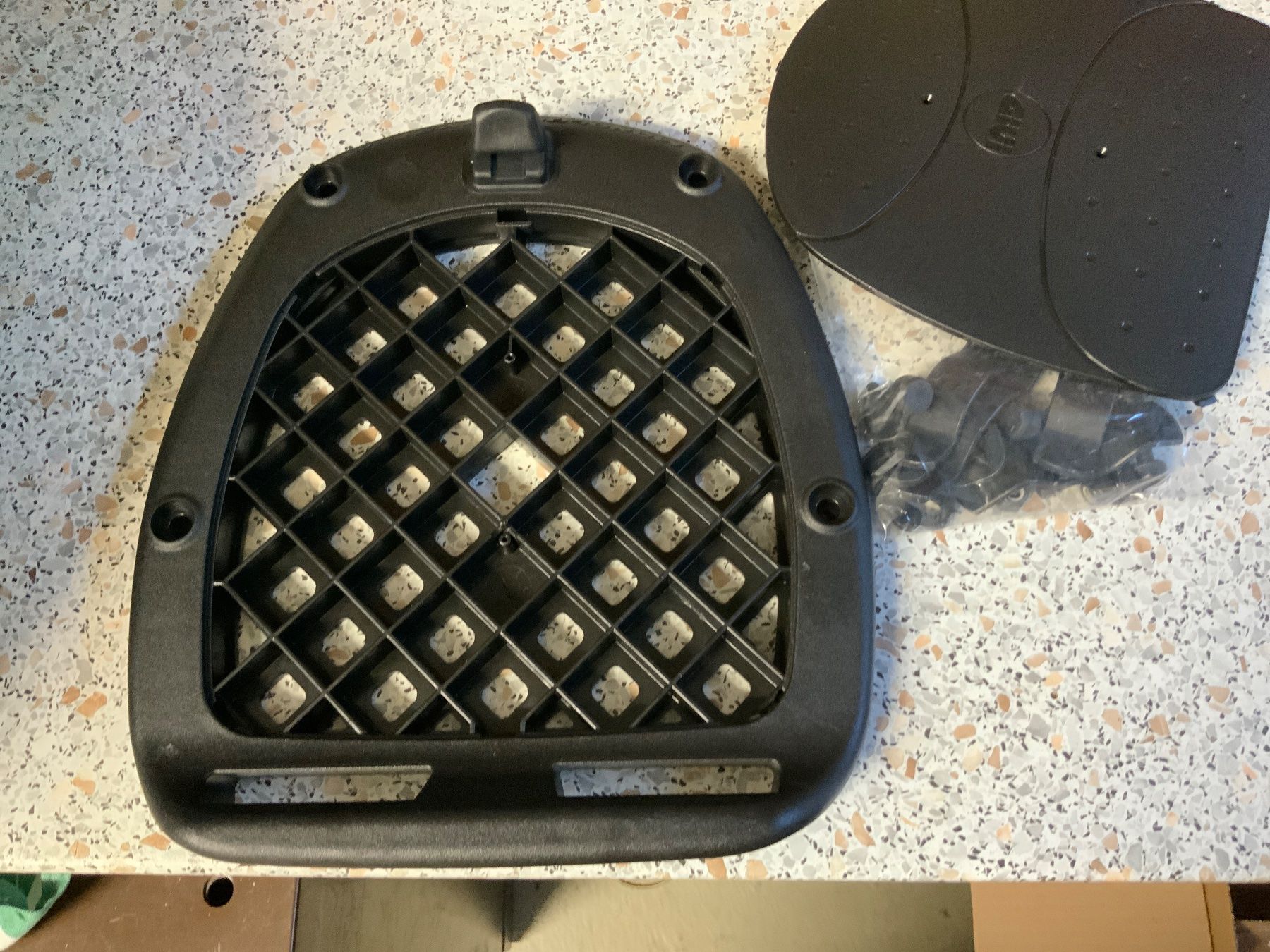 Givi Topcases: Givi Top-Case Monolock E370 schwarz matt Tech Version – D'occasion à Wängi par  7
