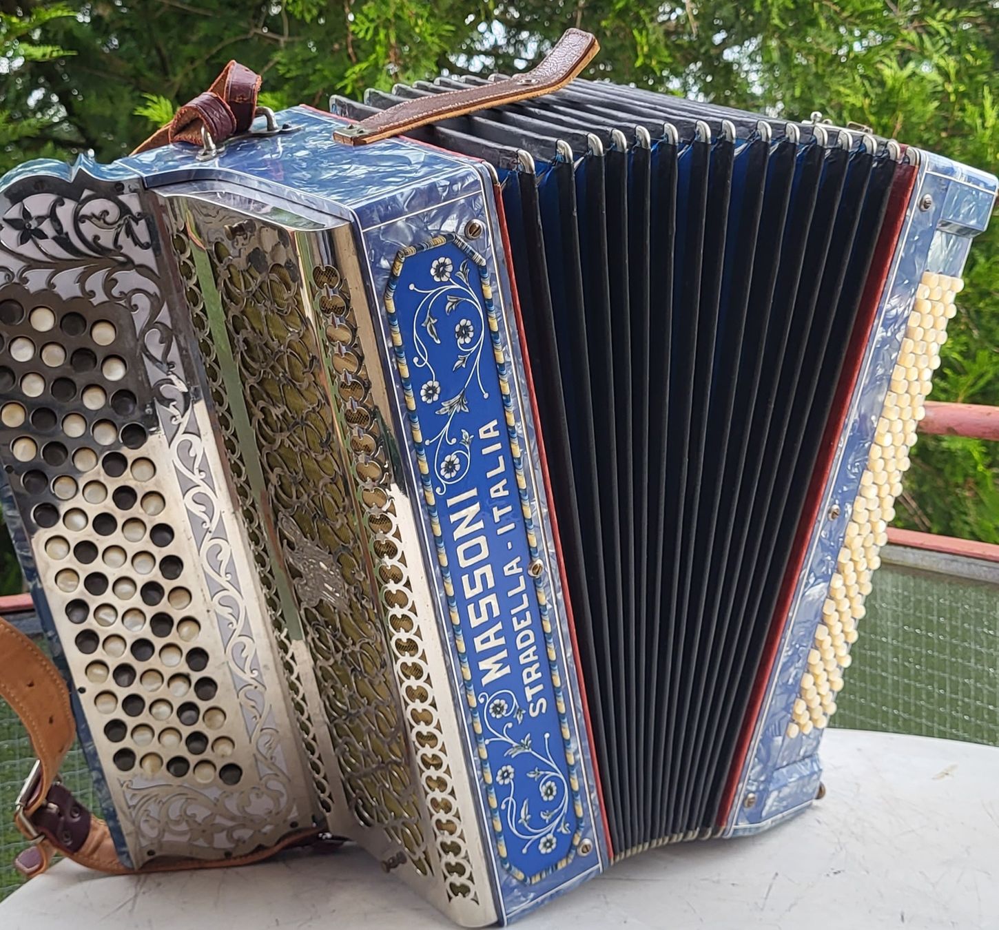 Strumenti musicali: Accordéon Massoni stradella 4 voix – Usato da Penthalaz venduto da EvandroLuz 2