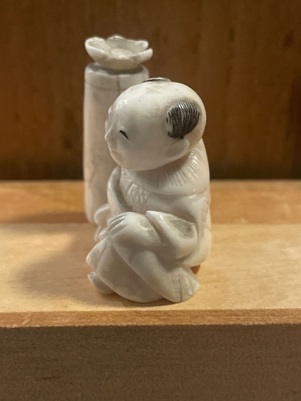 Statuette: Kleine Figur, sitzender Mann mit Flasche – Usato da Embrach venduto da Gauvain1 1