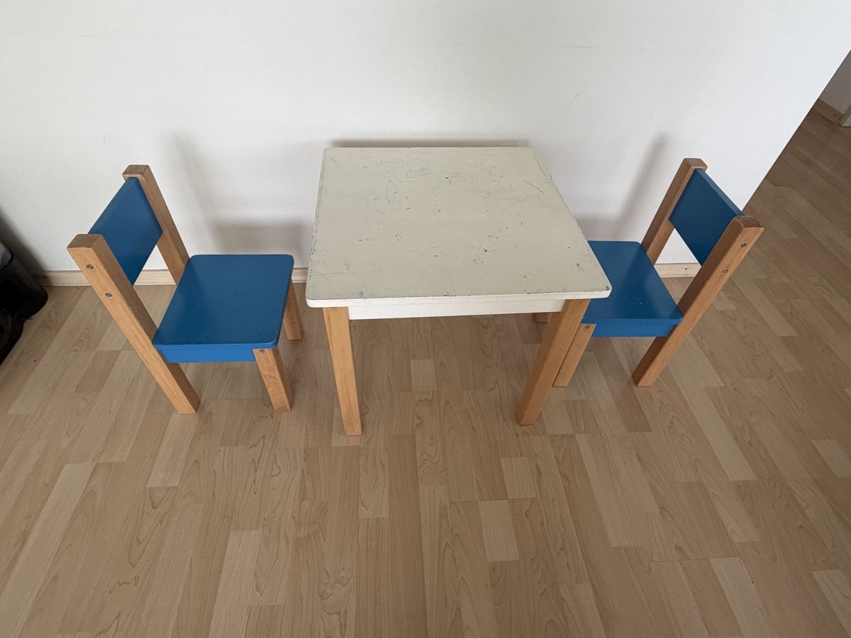 Set de table et chaises: Kinder Tisch-Set mit 2 Stühlen – D'occasion à Glattpark(Opfikon) par Dimitri.rossier