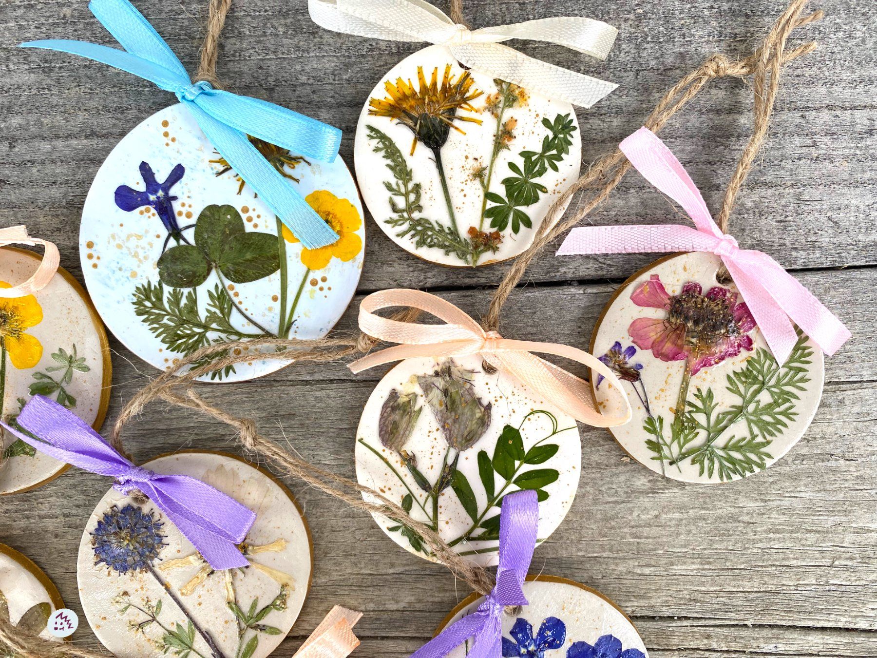 Tutte le decorazioni: Geschenkanhänger, Ton Figur, Deko, Blumen – Nuovo e nell'imballaggio originale da Fanas venduto da Omibia 2