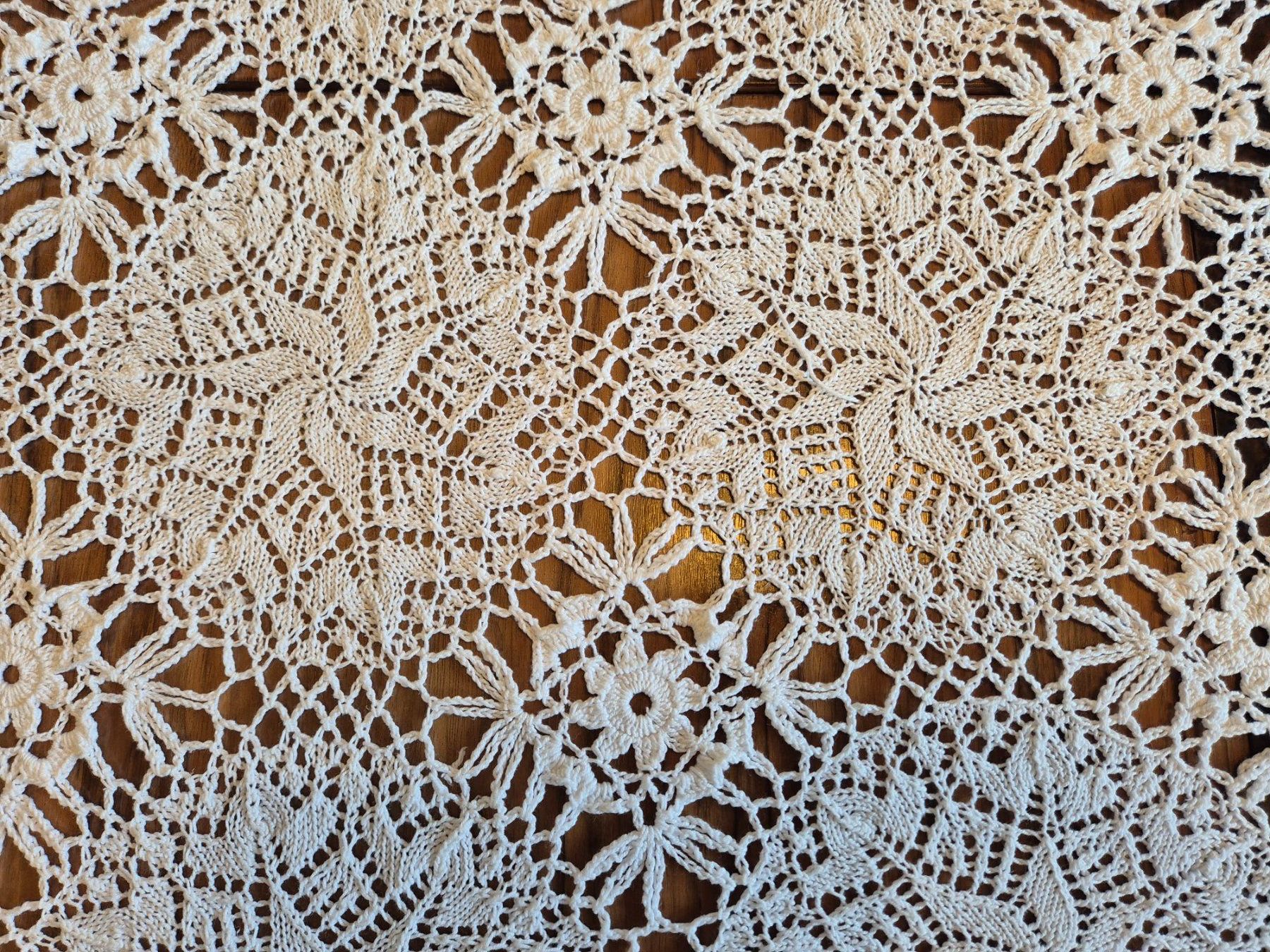 Altra biancheria da tavola: Wunderschöne ovale Spitzendecke, Handarbeit, Vintage – Usato da Bern venduto da aronari 6