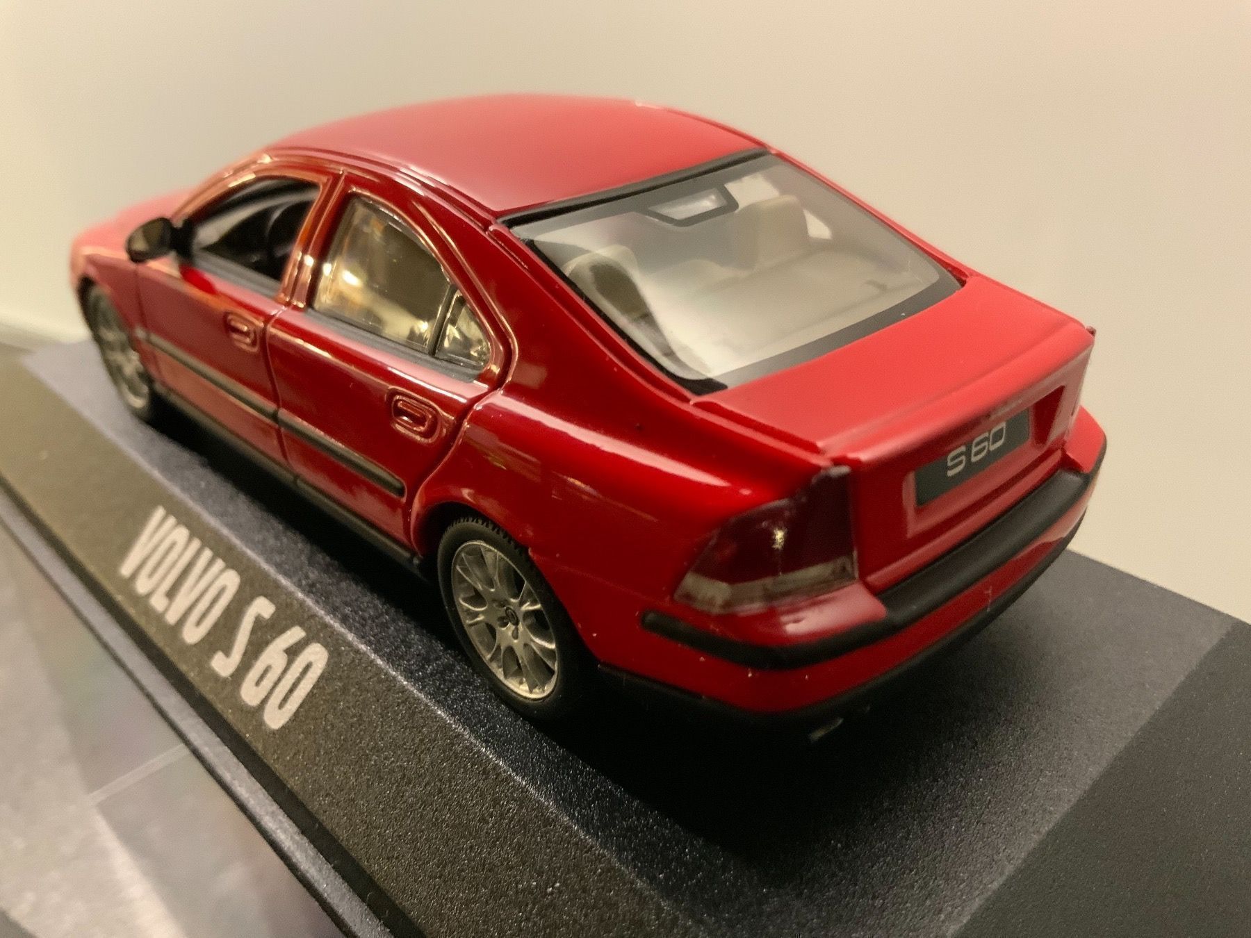 Volvo Modellautos: VOLVO S 60 im Massstab 1:43 – Neu und originalverpackt aus Erlenbach im Simmental von Model_box 4