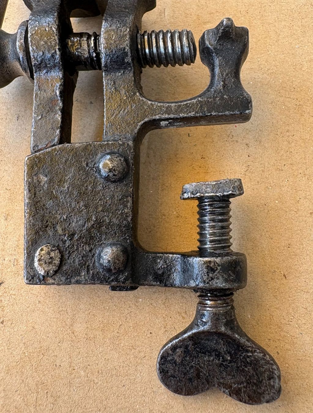Tous les outils: VINTAGE TISCHSCHRAUBSTOCK – D'occasion à Ostermundigen par wini63 3