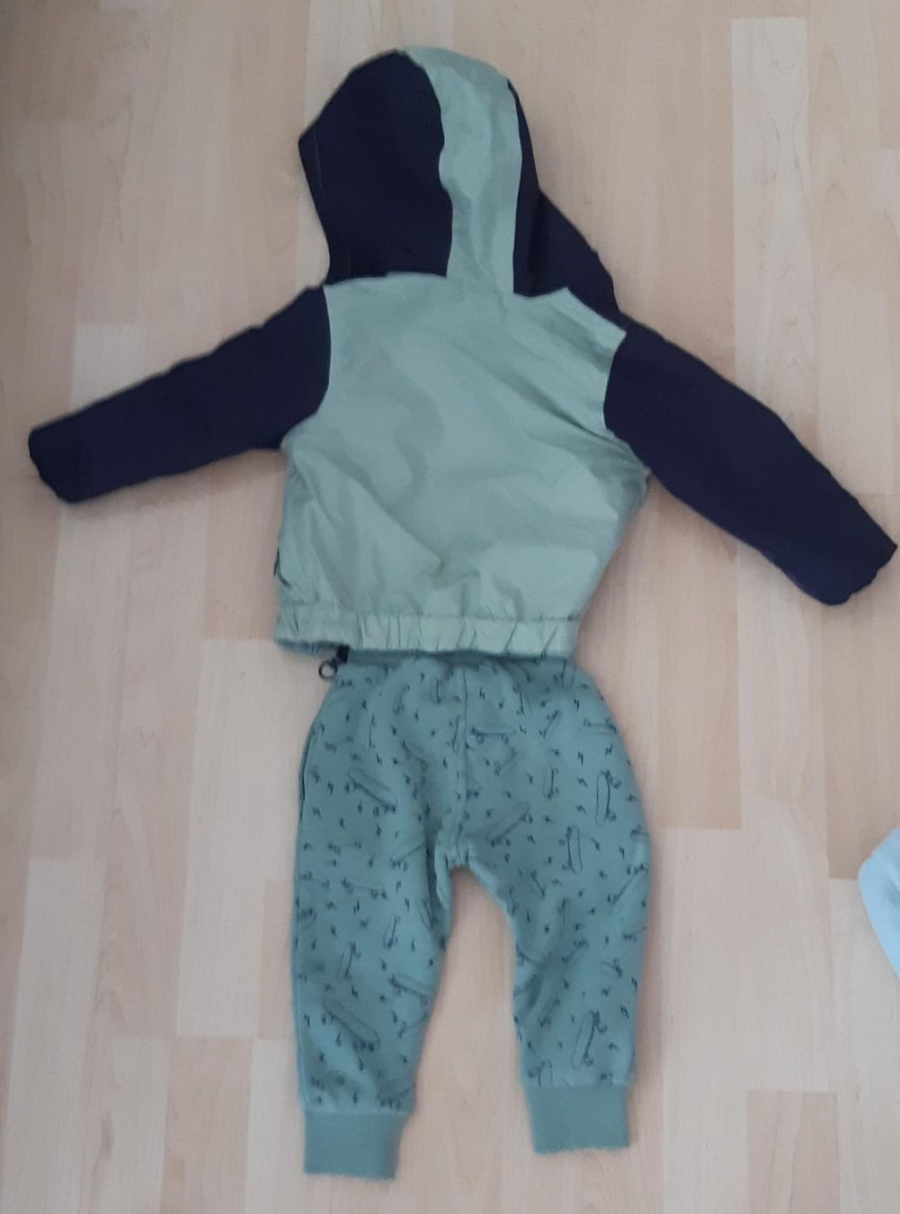 Lotti & Set di vestiti: Baby Kleiderpaket, Trainer + Pulli, Gr. 80, 9-12 Monat – Usato da Sachseln venduto da jocaso 2
