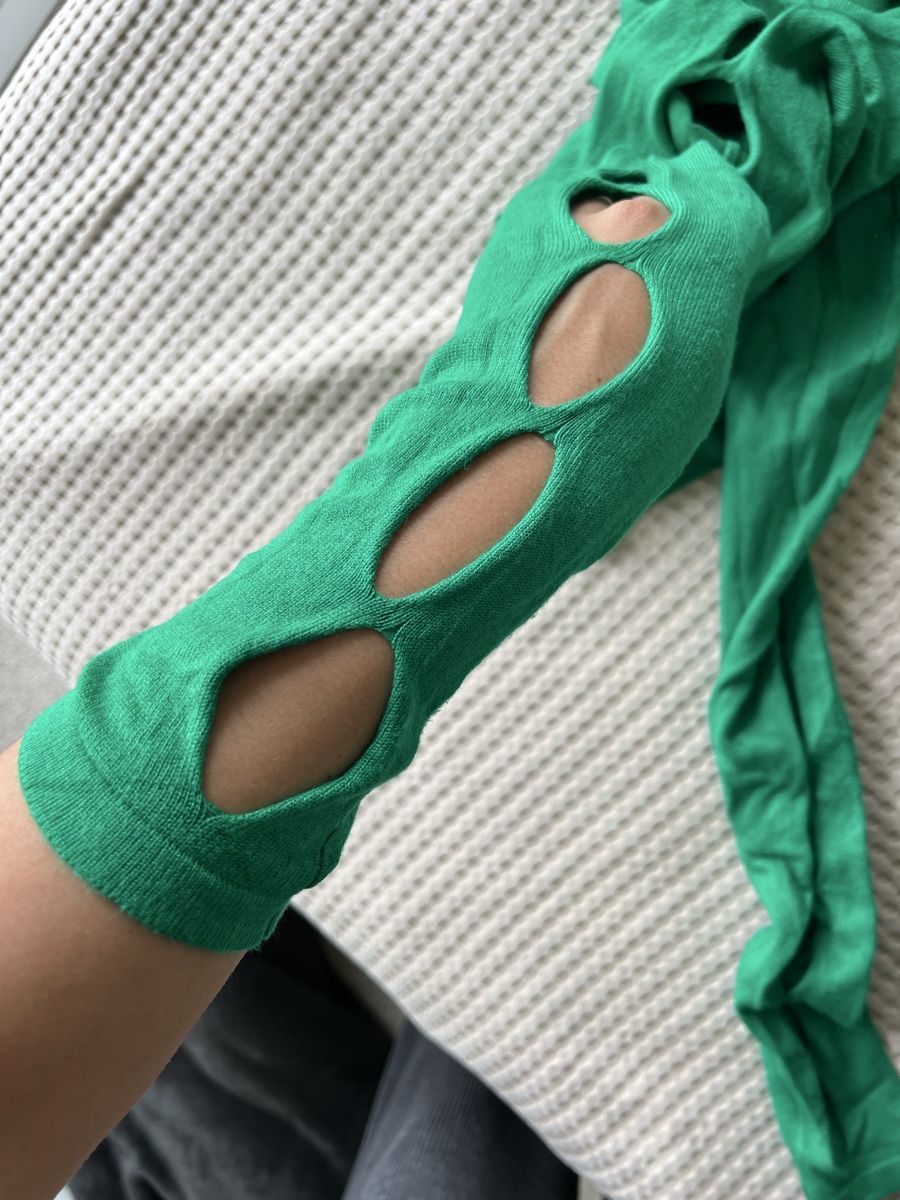 Top: Trendiger grüner Pullover mit Cut-Outs - Grösse M/38 – Usato da Zürich venduto da sop_xbd7 1