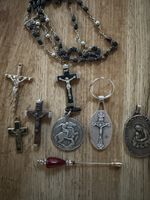 Religiöses Konvolut Rosenkranz Kreuze Medaillen gebraucht