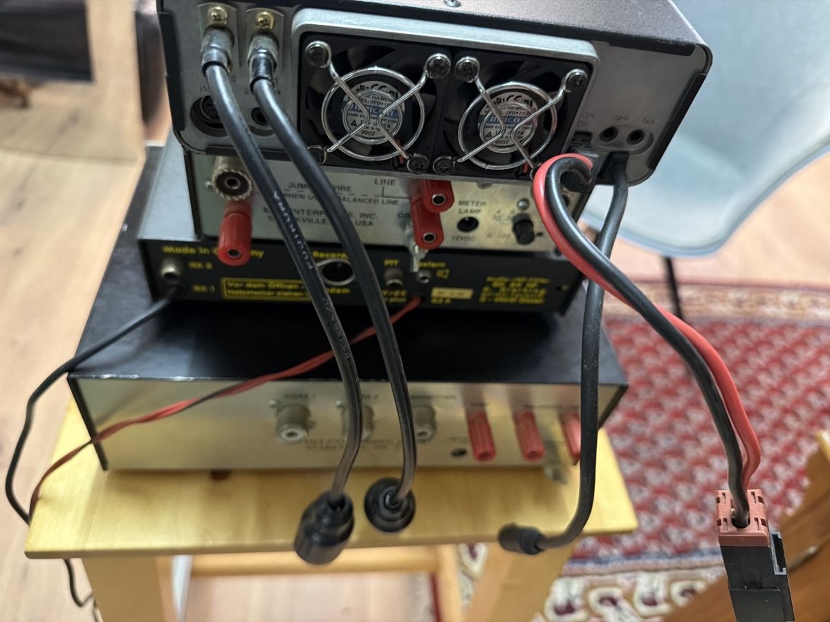 Yaesu Radiocomunicazione: Yaesu FT-100 Transceiver con MFJ Tuner e Accessori – Usato da basel venduto da Swiss._.1978 7