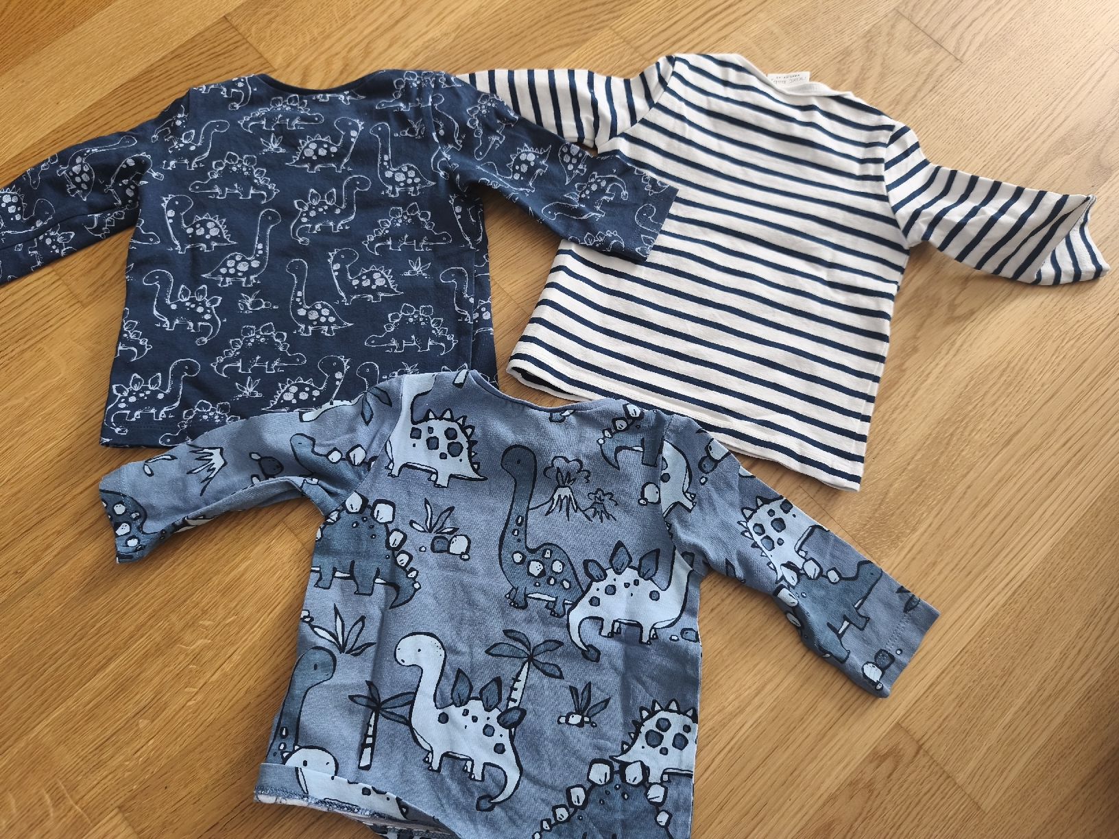 Lotti & Set di vestiti: 3 Langarmshirts, Gr. 62 Dinosaurier – Usato da Näfels venduto da ChocolateMuffin 4