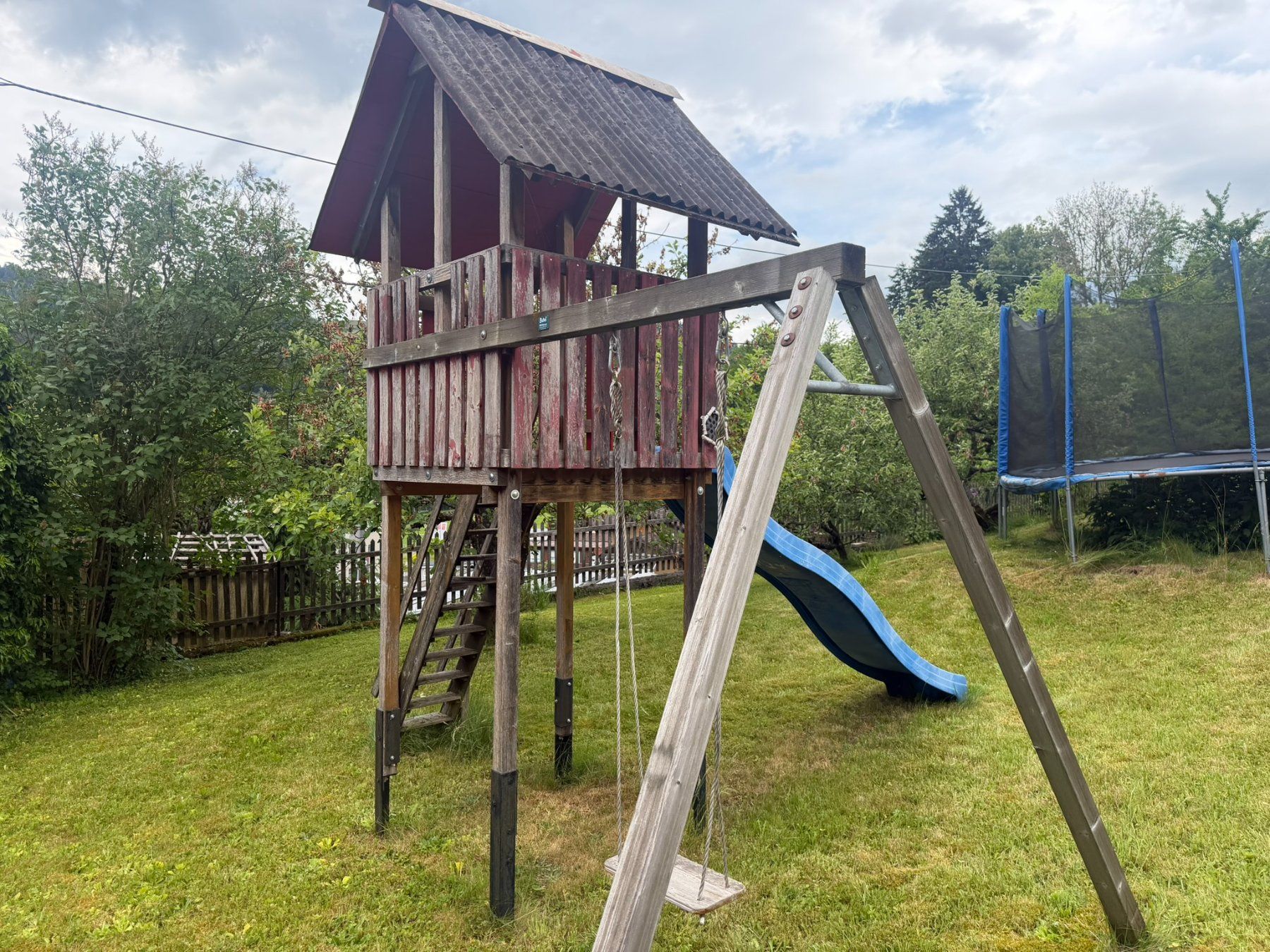 Casette per bambini: Baufälliger Kinderspielturm mit Rutschbahn & Schaukel – Usato da Schüpfheim venduto da Chutney4u 4