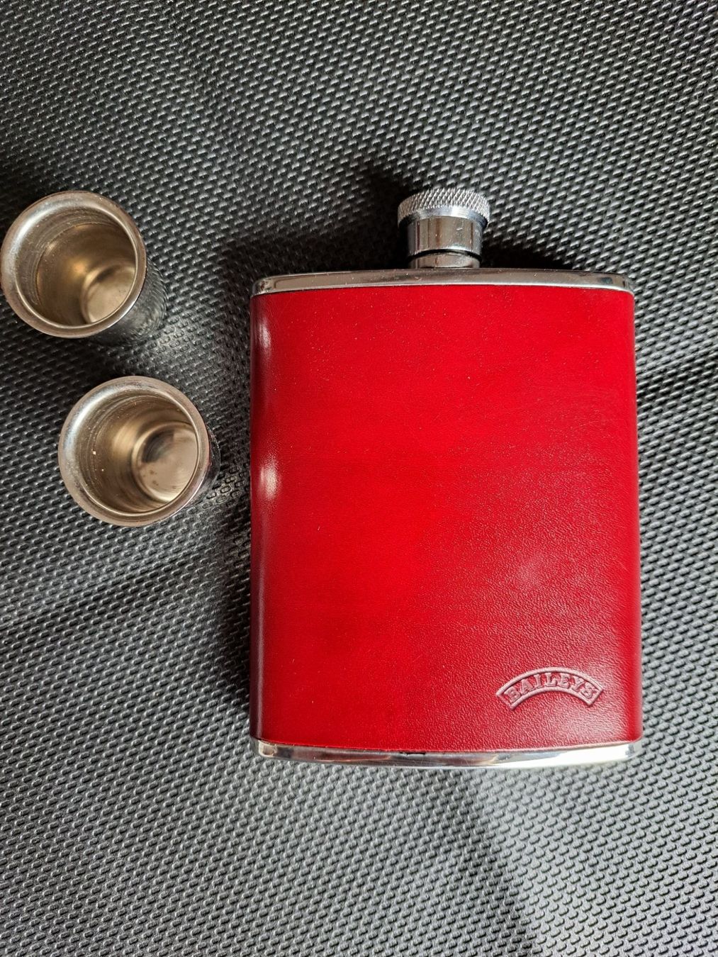 Sonstiges: Edler Flachmann mit 2 Bechern in Ledertasche von Baileys – Neu (gemäss Beschreibung) aus Hochdorf von Talisker30 1