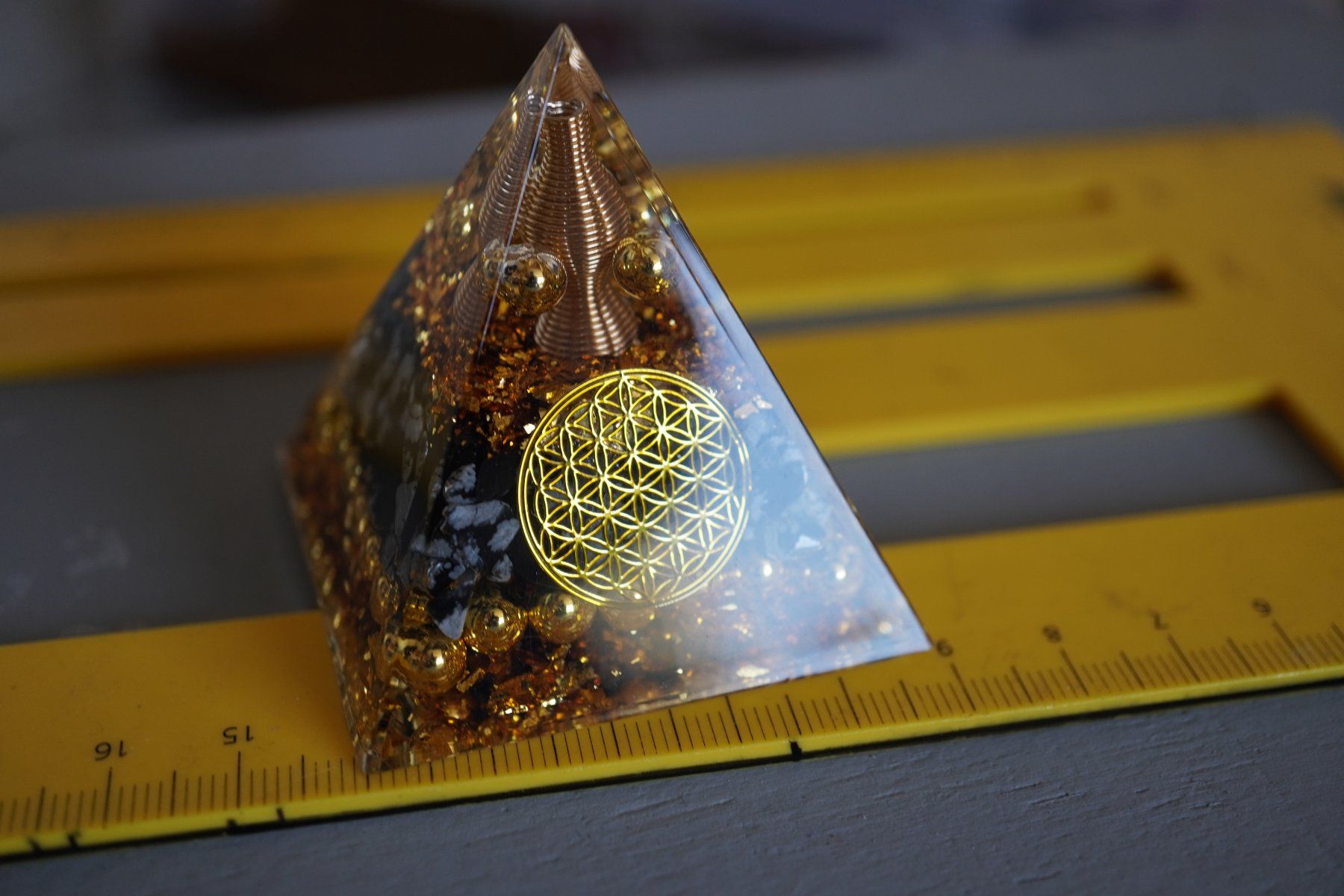Minerali & Pietre curative: Hochwertige Orgonit-Pyramide Blume Des Lebens – Nuovo e nell'imballaggio originale da Eschenbach SG venduto da topstone 1
