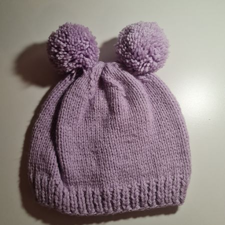 Handgestrickte Babymütze lila mit Ponpons