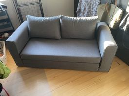 Graues Sofa mit Bettfunktion