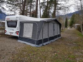 Grosses Vorzelt für Wohnwagen