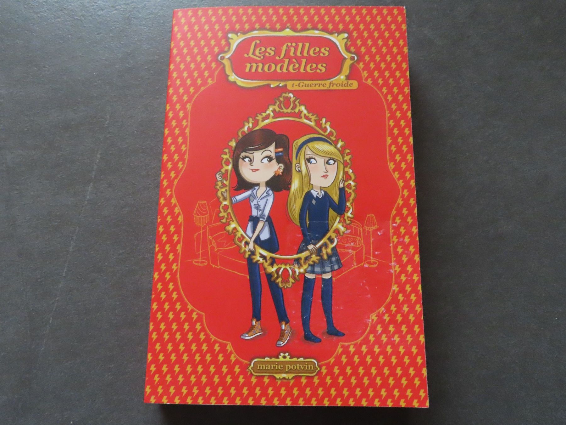Libri: Les filles modèles ***NEUF*** – Nuovo (secondo la descrizione) da Wallenried venduto da Asyano