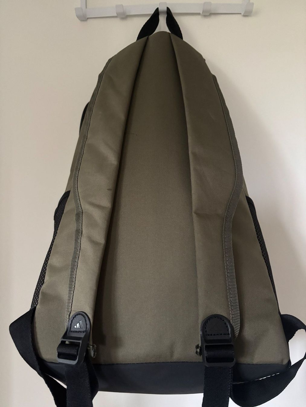 Adidas Zaini: adidas Performance Linear Backpack Unisex olive – Nuovo (secondo la descrizione) da Rapperswil SG venduto da wunderkiste03 1