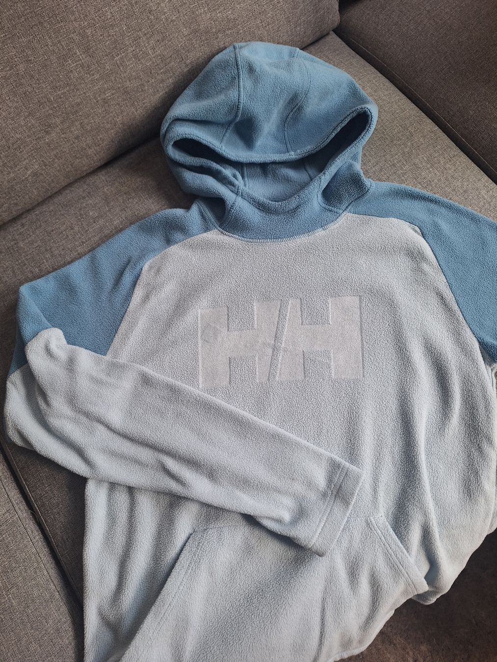 Pulls et sweat-shirts: Hoodie Pullover Helly Hansen – D'occasion à Bern par zizzerzazzer