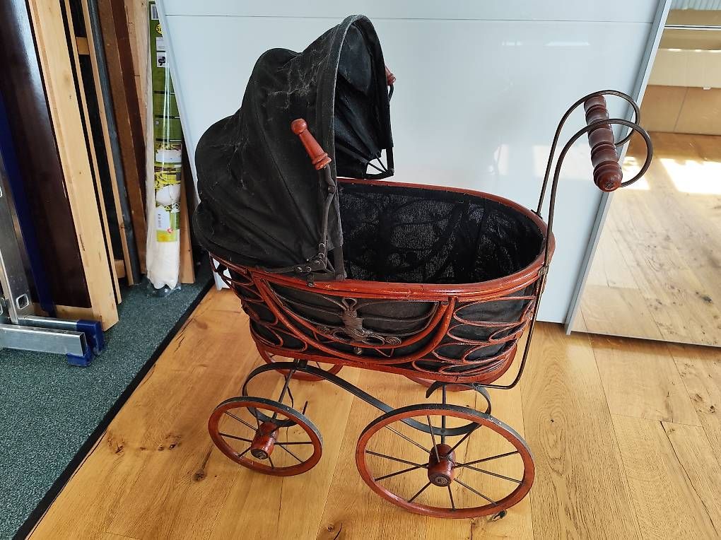 Carrozzine per bambole: Antiker Puppenwagen – Usato da Ulisbach venduto da maklafricaine 1