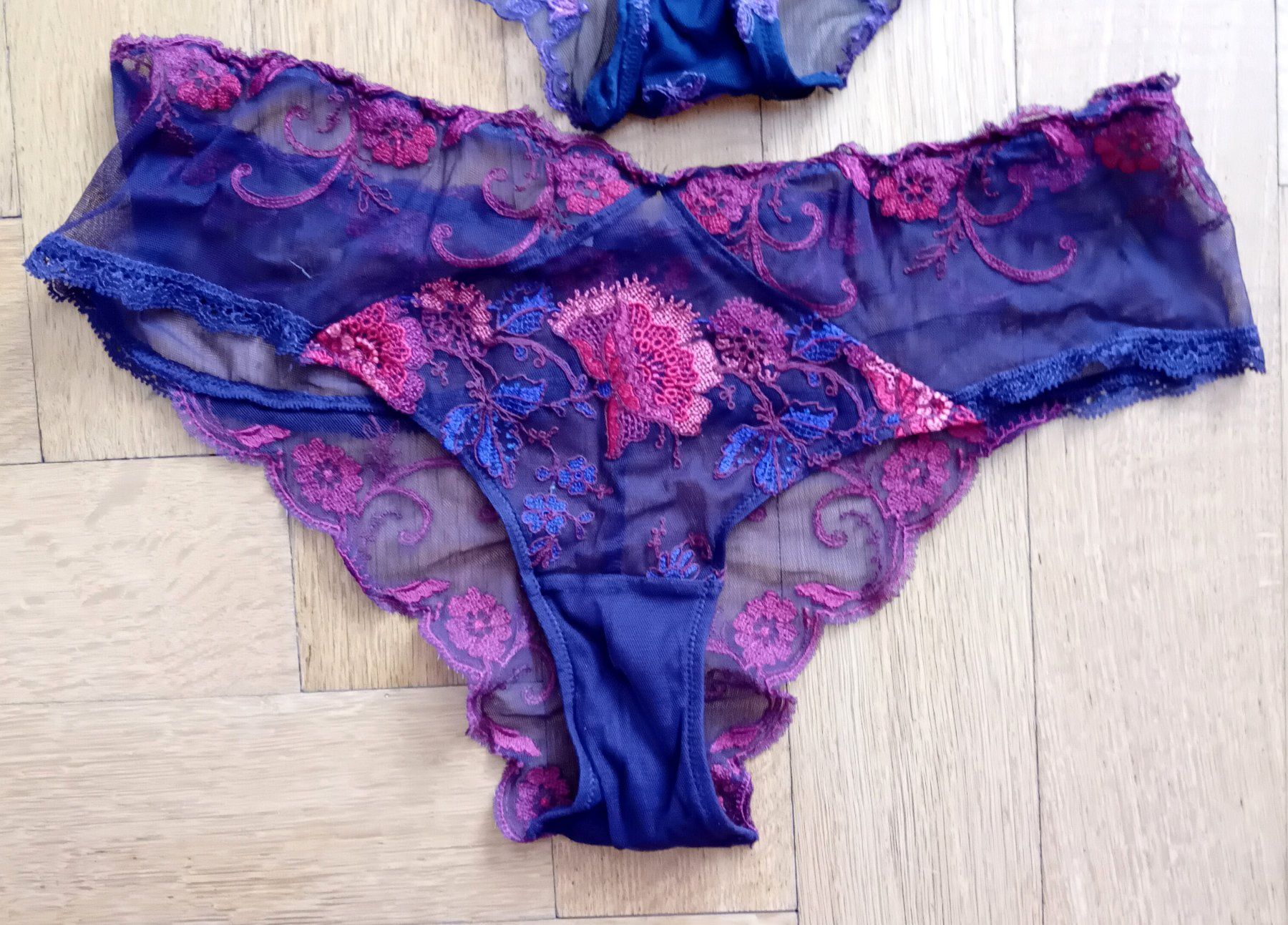 Lise Charmel Altra biancheria intima: Lise Charmel dentelle violet : 2 slips + 1 string - 42-44 – Usato da Neuchatel venduto da Vlenoble 3