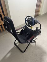 Rennspiel Sitz mit Thrustmaster Lenkrad und Pedalen