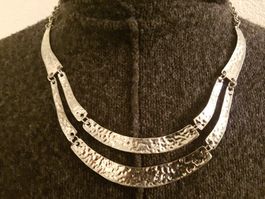 Kette mit langen geschl. Metallplättchen