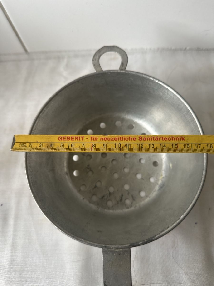 Elettrodomestici da cucina: Alte Küchenseiher, altes Spätzlisieb. robust, Durchm. 18 c – Usato da Zürich venduto da Chaeffeler 3