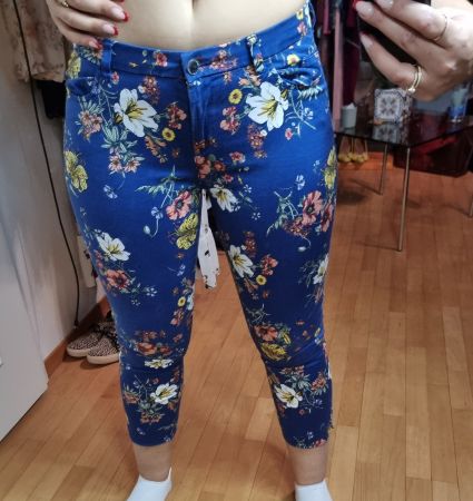 Sommerliche Damenhose, blau mit Blumenmuster Gr. 38/40