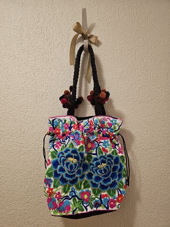 Bunte Handtasche mit Blumen bestickt und Bommeln   