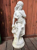 Statue „liebliche Frau“
