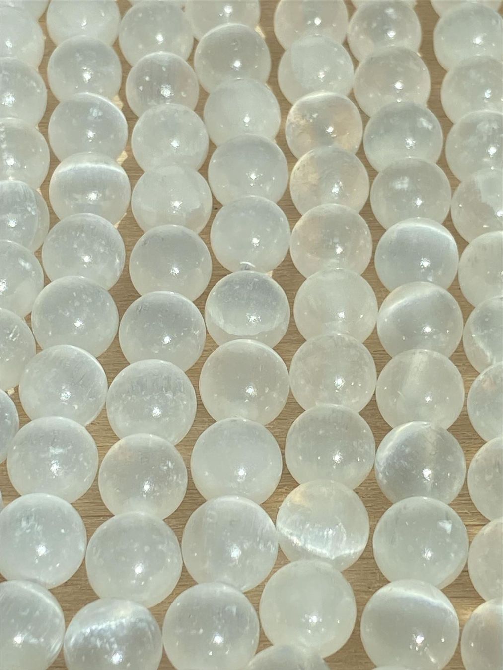 Pietre preziose: Strang echte Selenite Kugeln / stone beads 10 mm – Nuovo e nell'imballaggio originale da Niederrohrdorf venduto da Ytobi