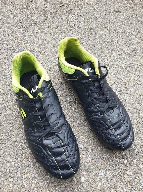 Scarpe da uomo: Chaussures de foot, protèges tibia et chaussettes – Usato da Vuisternens-Romont venduto da mag_k56f