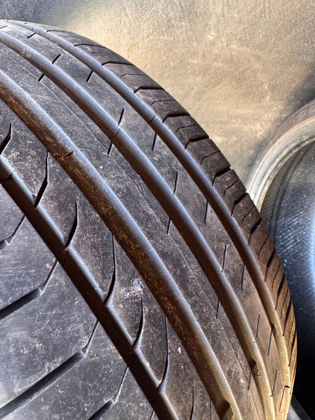 Pneumatici & Ruote complete: Sommerreifen 235/35 R19 – Usato da Flawil venduto da ruz_9nzy 3