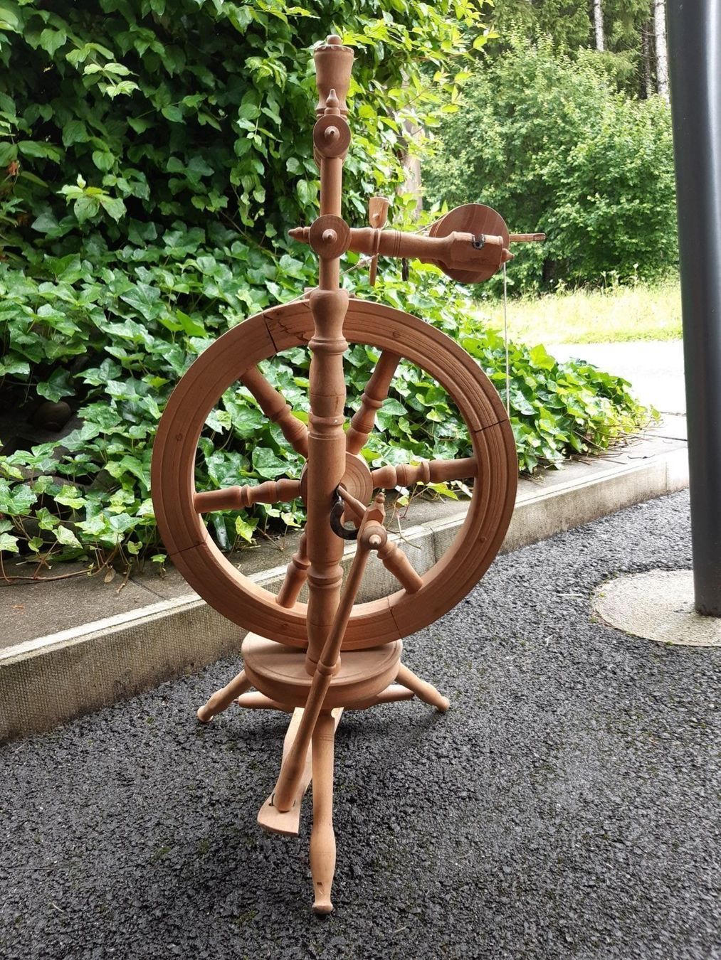 Ruote per filare: Spinnrad aus Holz – Usato da Steffisburg venduto da Bosihalte-Salbei