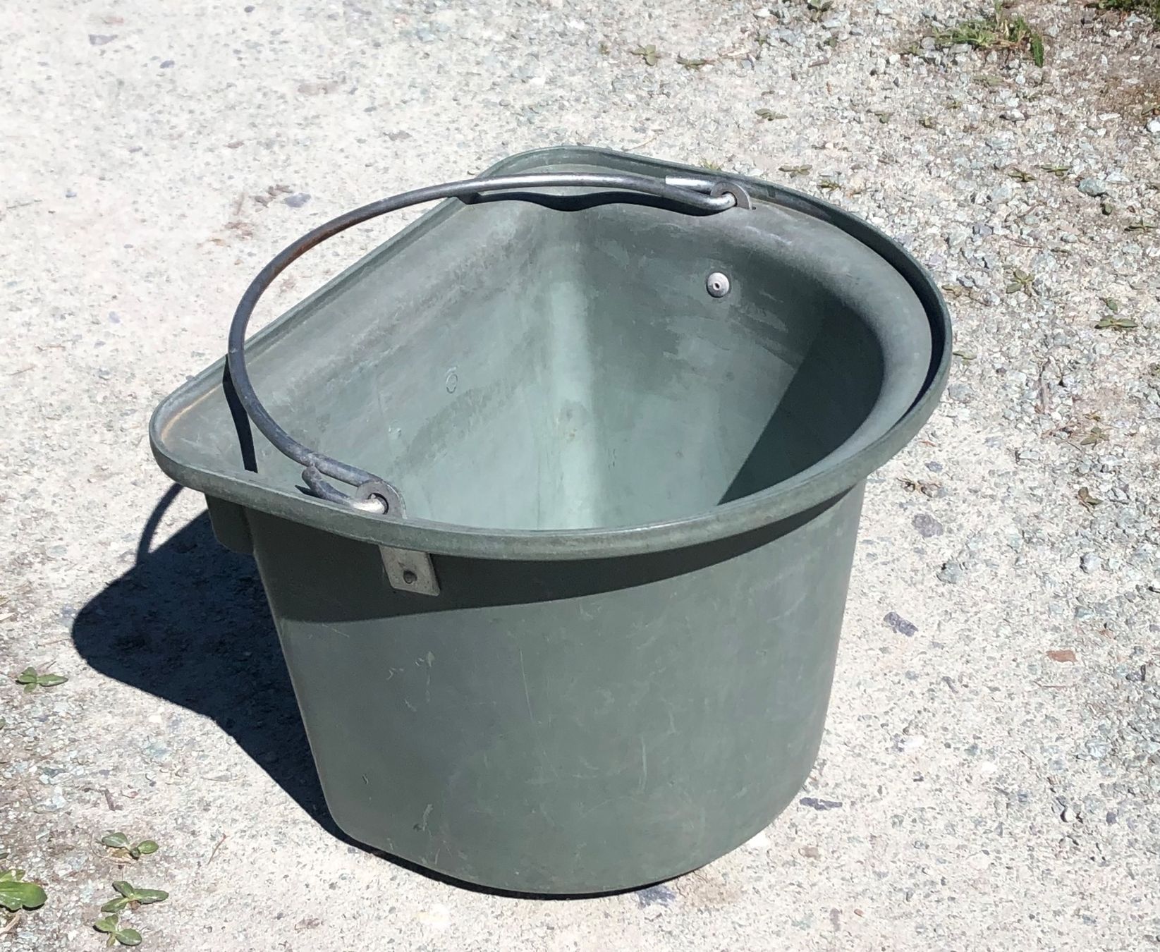 Nourriture: Futter- / Wasser- Eimer – D'occasion à Scharans par sot_8jpl