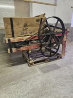 Ancienne machine agricole en bois . presse a paille 