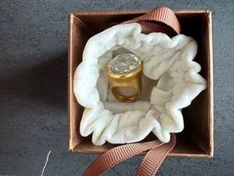 Cadenza/Ring goldfarben mit grossem Kristall