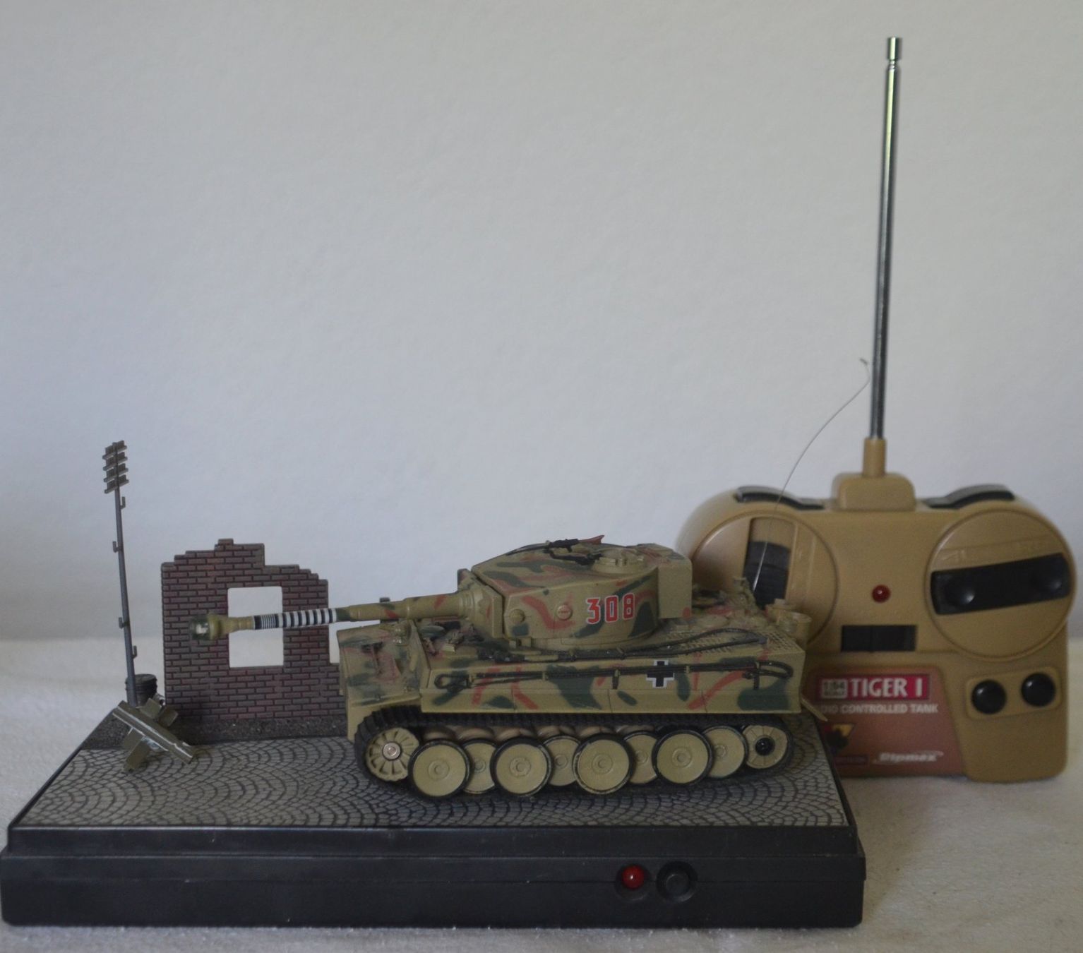 Modellismo RC: Tiger 1 Tank RC – Difettoso da Collonges venduto da arashee