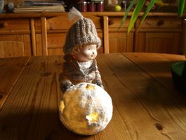 Winterkind Figur m. beleuchtbarem Schneeball, Weihnachtsdeko
