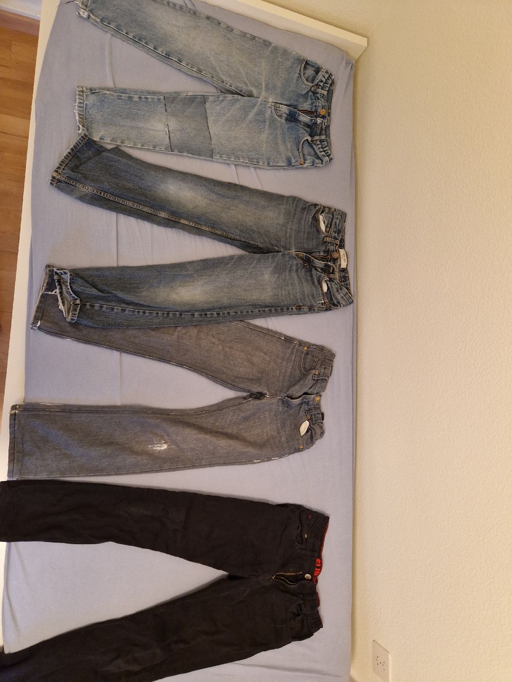 Lotti & Set di vestiti: 13 Paar Jeans 8-10j – Usato da Basel venduto da Luckyvrena 3