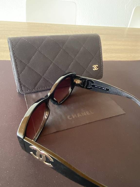 Lunettes & Verres: CHANEL Sonnenbrille schwarz  – Neuf avec emballage d'origine à Solothurn par nev_7qmh 1