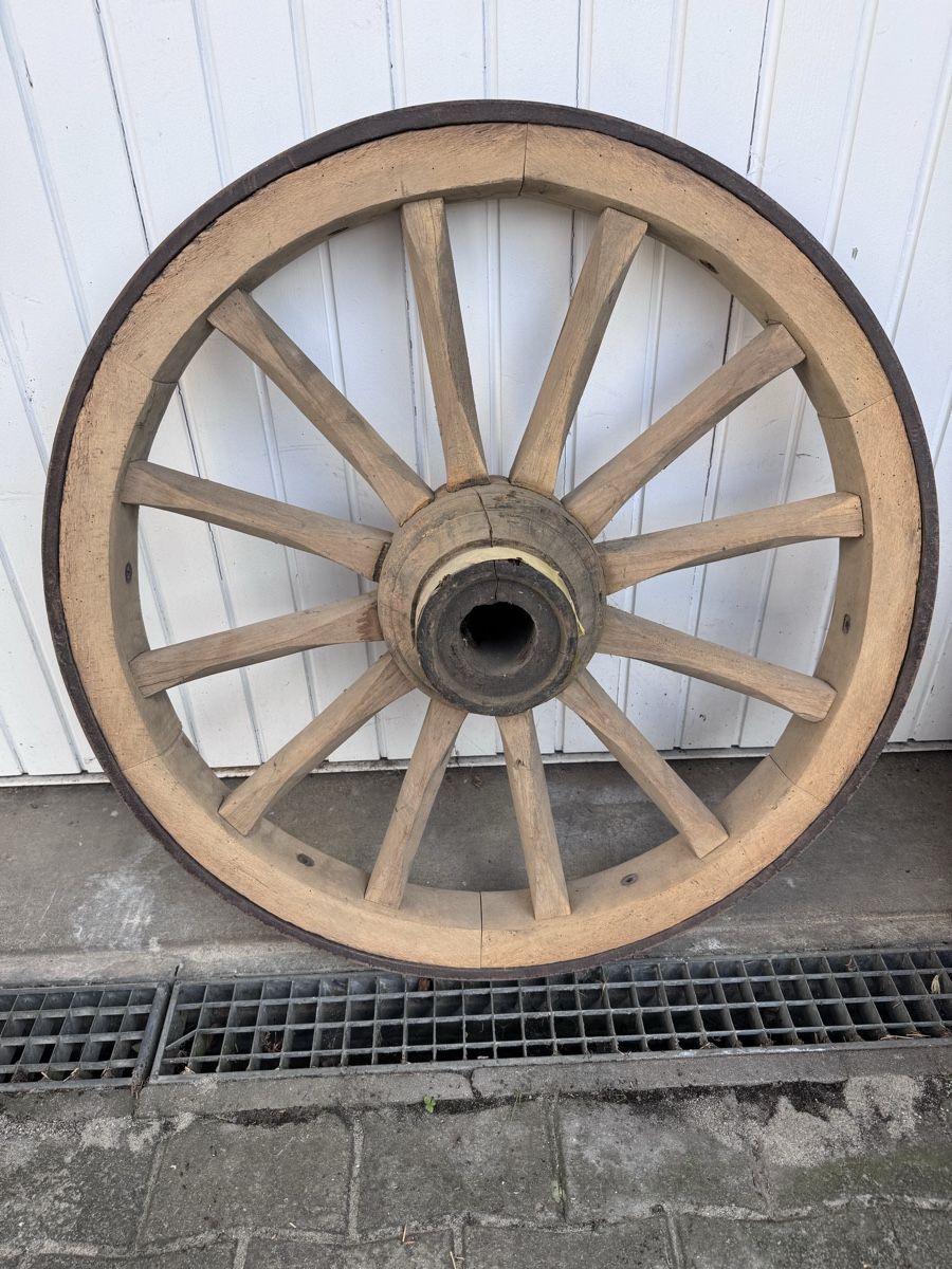 Alle Dekorationen: Antikes Wagenrad Holz 91cm Durchmesser – Gebraucht aus Niederbüren von Oetschli 6