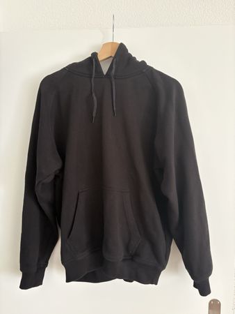 Schwarzer Hoodie