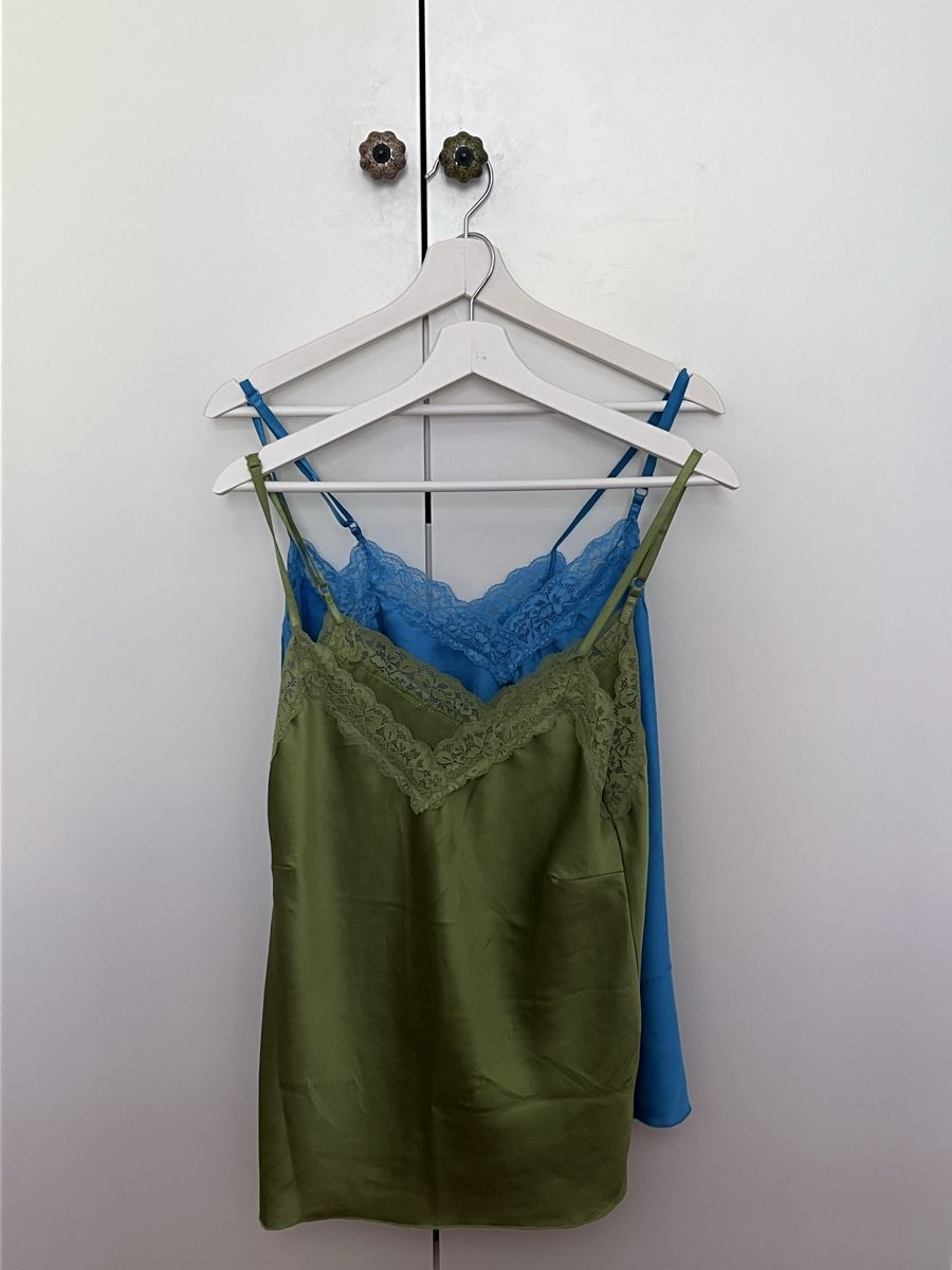 Lotti di vestiti: lot débardeurs satinés, dentelle, taille M – Usato da Les Acacias venduto da yucieg